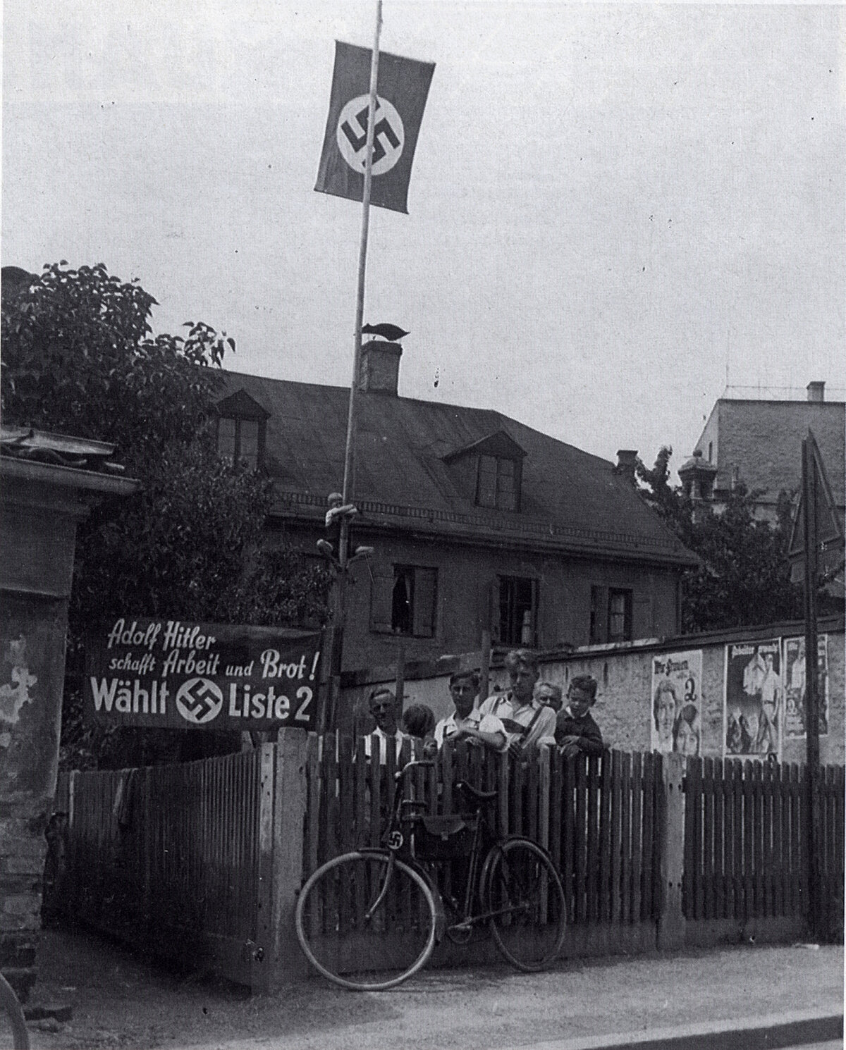 NS-Propaganda für die Reichtagswahl am 31.7.1932 im Garten des späteren Reichtagsabgeordneten Josef Riggauer am Angerweg 6.