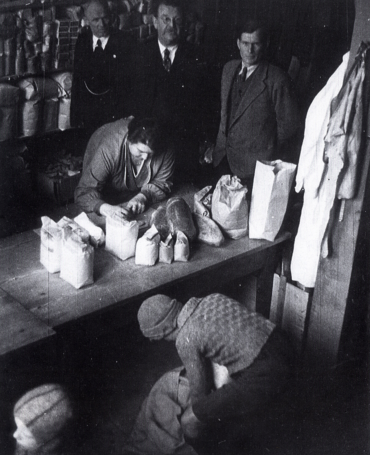 Blick in die städtische Ausgabestelle des Winterhilfswerks: Bedürftige Kinder erhalten anläßlich des Nikolaustags 1936 eine zusätzliche Ration Lebensmittel.