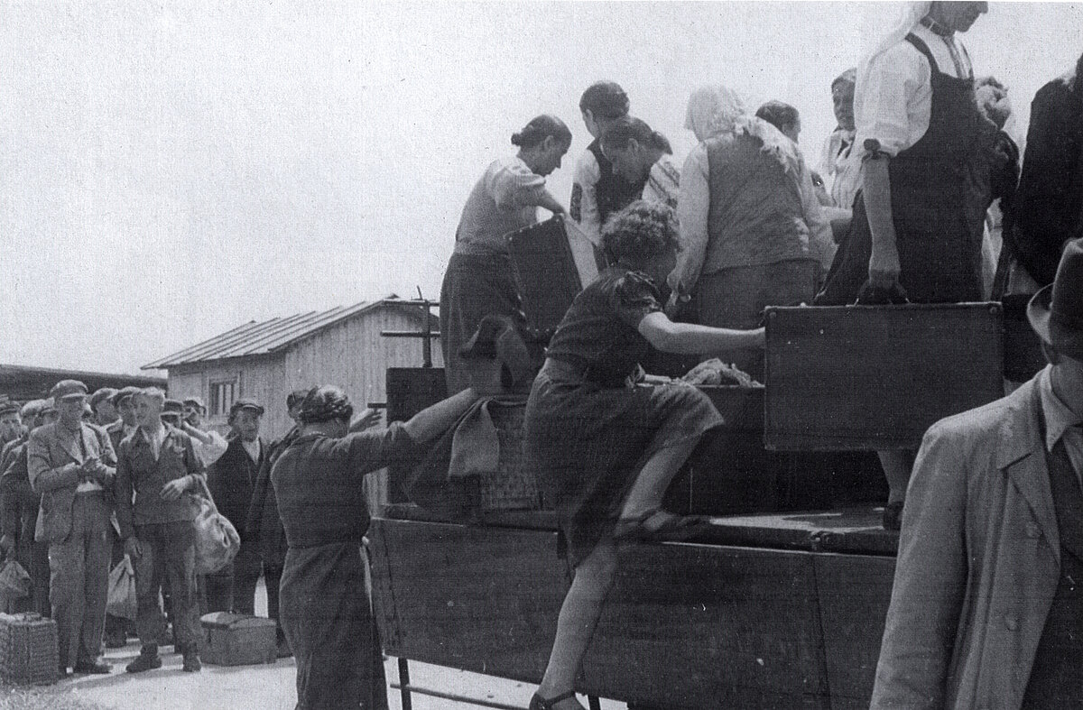 Im Juni 1942 wurden aus der Ukraine zwangsverschleppte Männer und Frauen mit der Bahn nach Rosenheim transportiert, in der Sanierung entlaust und zum Arbeitseinsatz weiterverschickt.