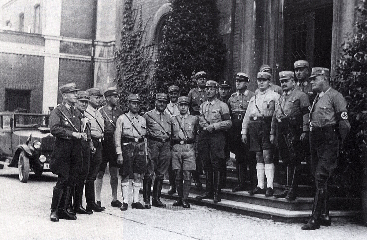 Nach der Wahl von Georg Zahler zum Oberbürgermeister am 5.7.1934 besteht der Rosenheimer Stadtrat nur noch aus Nationalsozialisten.