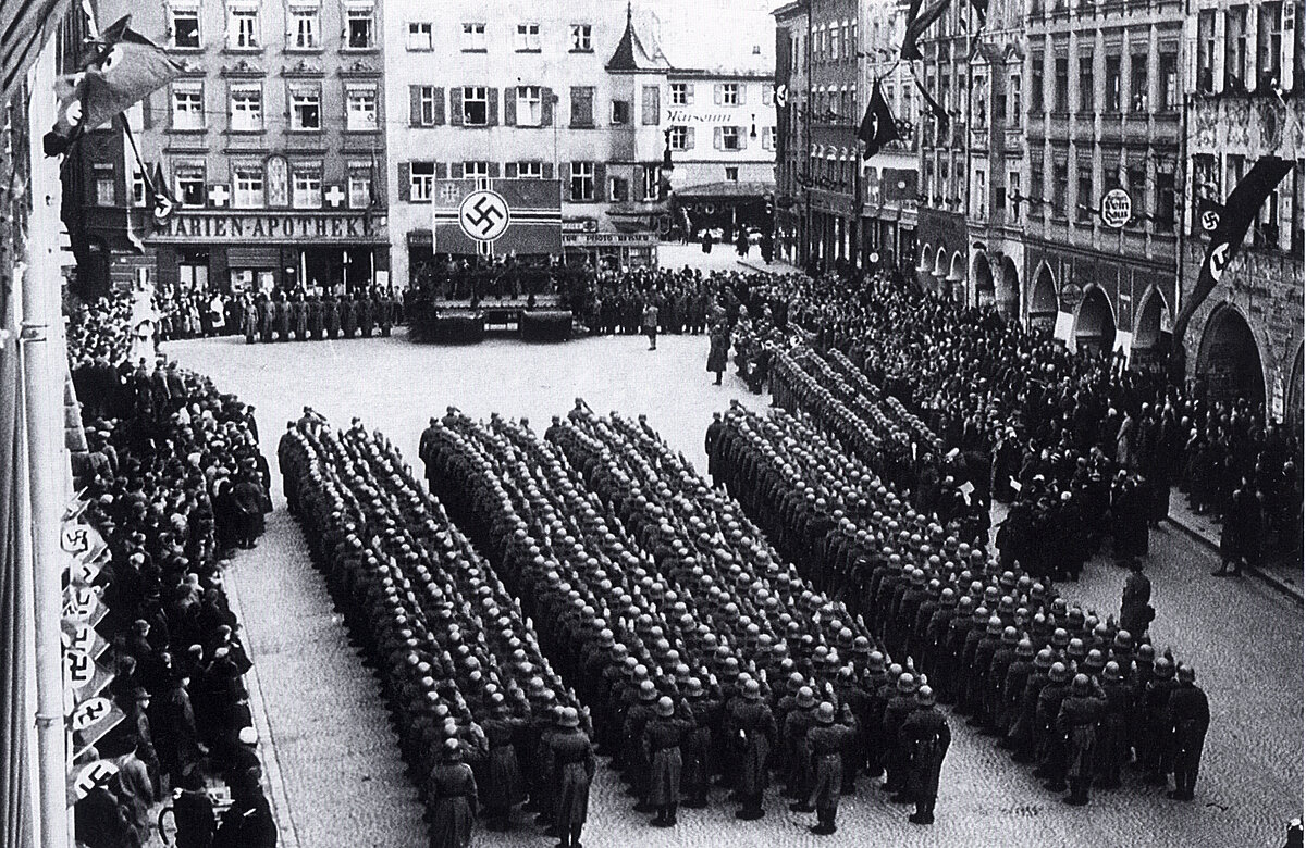 Am 28.10.1936 wurden auf dem Max-Josefs-Platz die ersten 429 Rekruten des Rosenheimer Pionierbataillons 7 auf den "Führer und Reichskanzler Adolf Hitler" vereidigt.