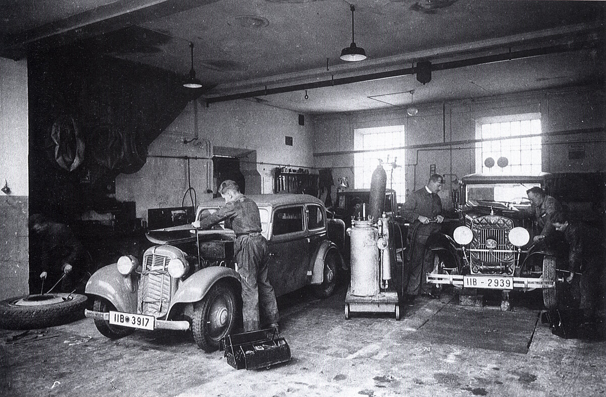 Eine Rosenheimer KFZ-Werkstatt nahm nur Lehrlinge auf, die Mitglied von HJ oder BdM waren oder bei Ausbildungsbeginn in die Staatsjugend eintraten.