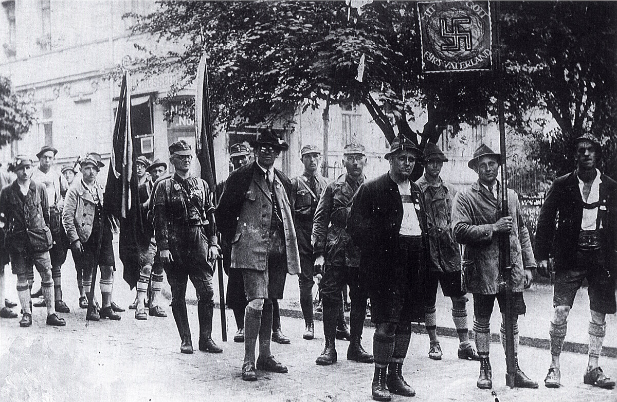 Die sechs Vertretr der SA-Standarte Rosenheim (1. und 2. Reihe) auf dem Reichsparteitag der NSDAP in Weimar am 4./5.7.1926. Nur Ortsgruppenleiter Josef Riggauer (2 Reihe Mitte) ist paramilitärisch gekleidet.