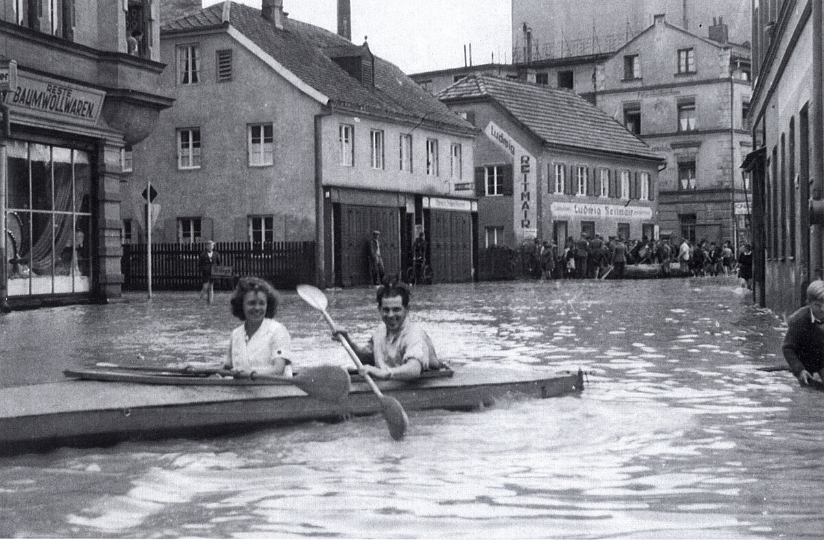 Während des Jahrhunderthochwassers Ende Mai 1940 waren fast im gesamten Stadtgebiet Klepperboote und Pionierschlauchboote die einzigen Verkehrsmittel, wie hier in der Innstraße Ecke Sedan- und Hofmannstraße.