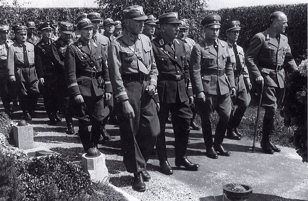 SA-Sonderkommissar, Rechtsrat und zweiter Bürgermeister Dr. Erich Holper, Oberbürgermeister Georg Zahler (1934-1938), Kreisleiter Josef Heliel jr. und Stadtrat Johann Gmelch, Oberbürgermeister 1938-1945 (1. Reihe von links) bei einer Totenehrung am 11.8.1935.