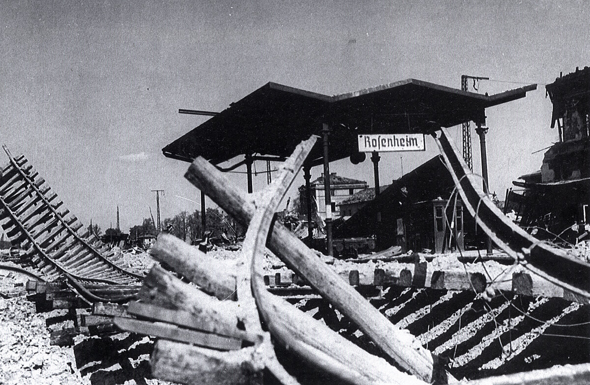 Am 16.2.1945 werfen zwischen 13.04 und 13.06 Uhr neunzig Maschinen der 15. US-Luftflotte 370 Sprengbomben auf den Bahnhof Rosenheim, der Angriff kostet 51 Menschen das Leben.
