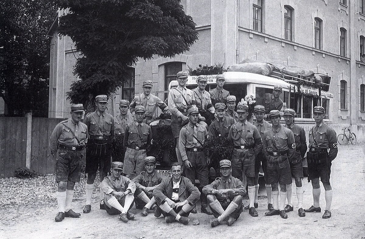 Angehörige des SA-Sturms 2/4 besuchen im Herbst 1933 Rosenheims Ehrenbürger Hermann Göring.