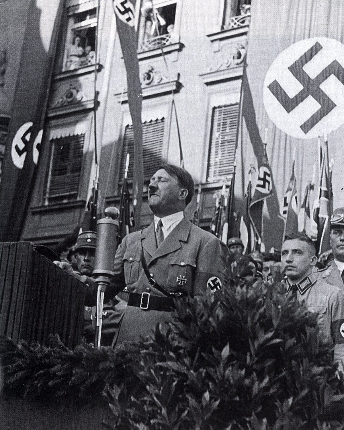 Anläßlich der Feierlichkeiten zum fünfzehnjährigen Bestehen der NSDAP-Ortsgruppe Rosenheim sprach am 11.8.1935 Adolf Hitler auf dem Max-Josefs-Platz.