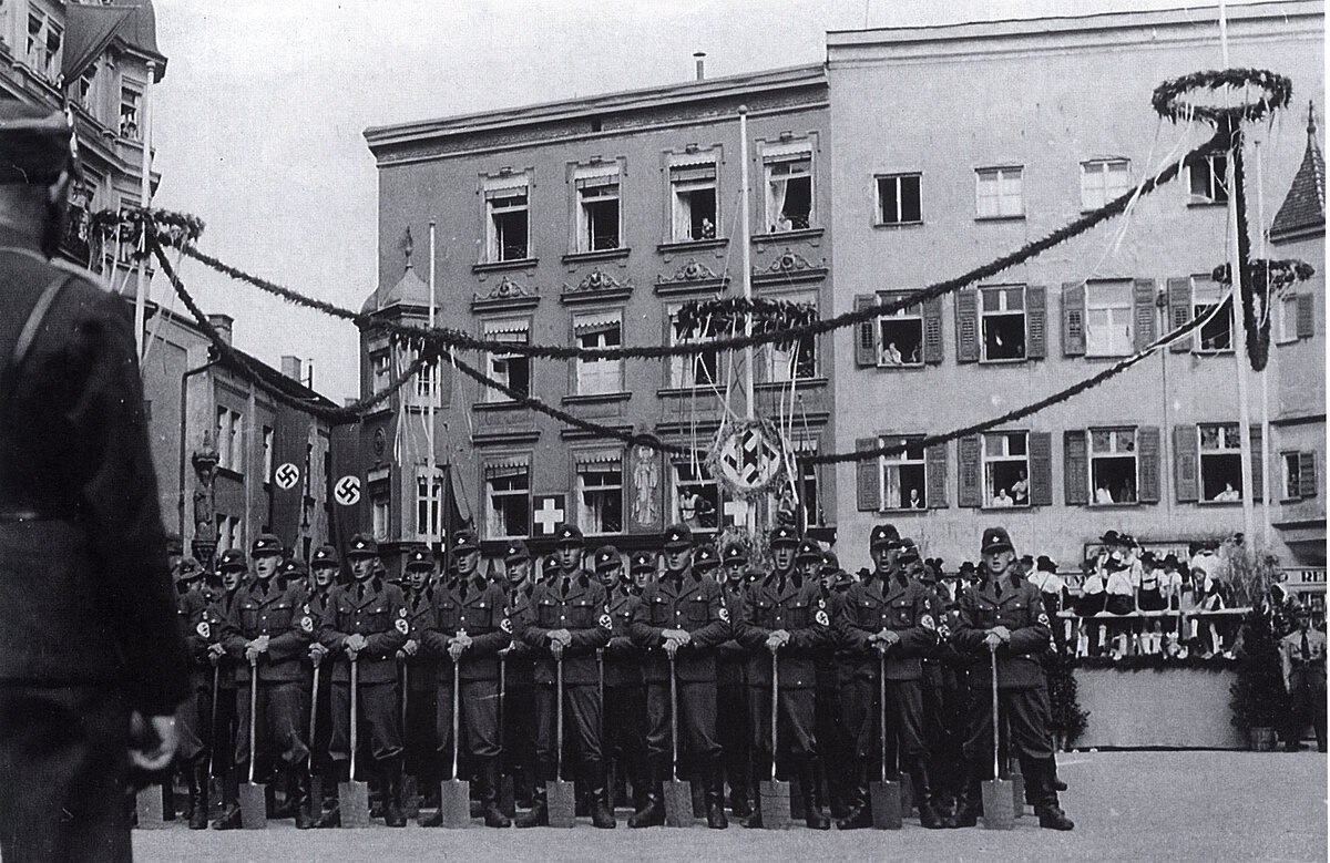 Rituell inszenierte Feste gehörten zum propagandistischen Alltag des Regimes. Die Singgemeinschaft des Reichsarbeitsdienstes beim Erntedankfest 1937.