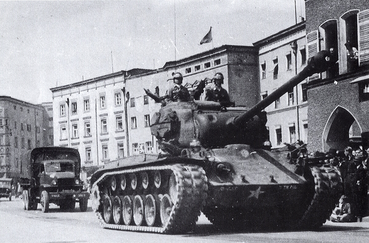 Befreiung oder Zusammenbruch? Am 2.5.1945 rücken US-Truppen in der Stadt ein, M26 Pershing-Panzer auf dem Ludwigsplatz.