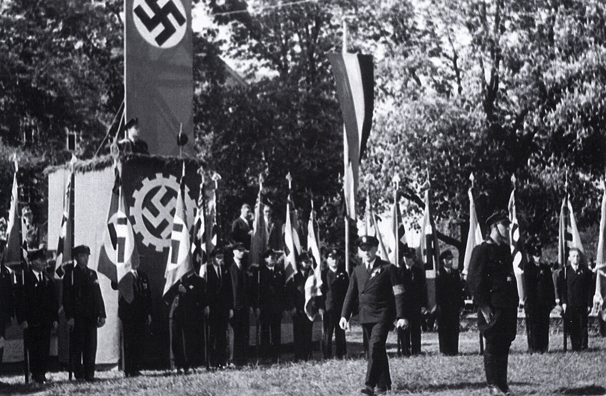 Betriebsformation der DAF und NSBO bei der Feier zum "Tag der nationalen Arbeit" am 1. Mai 1934 auf der Loretowiese.