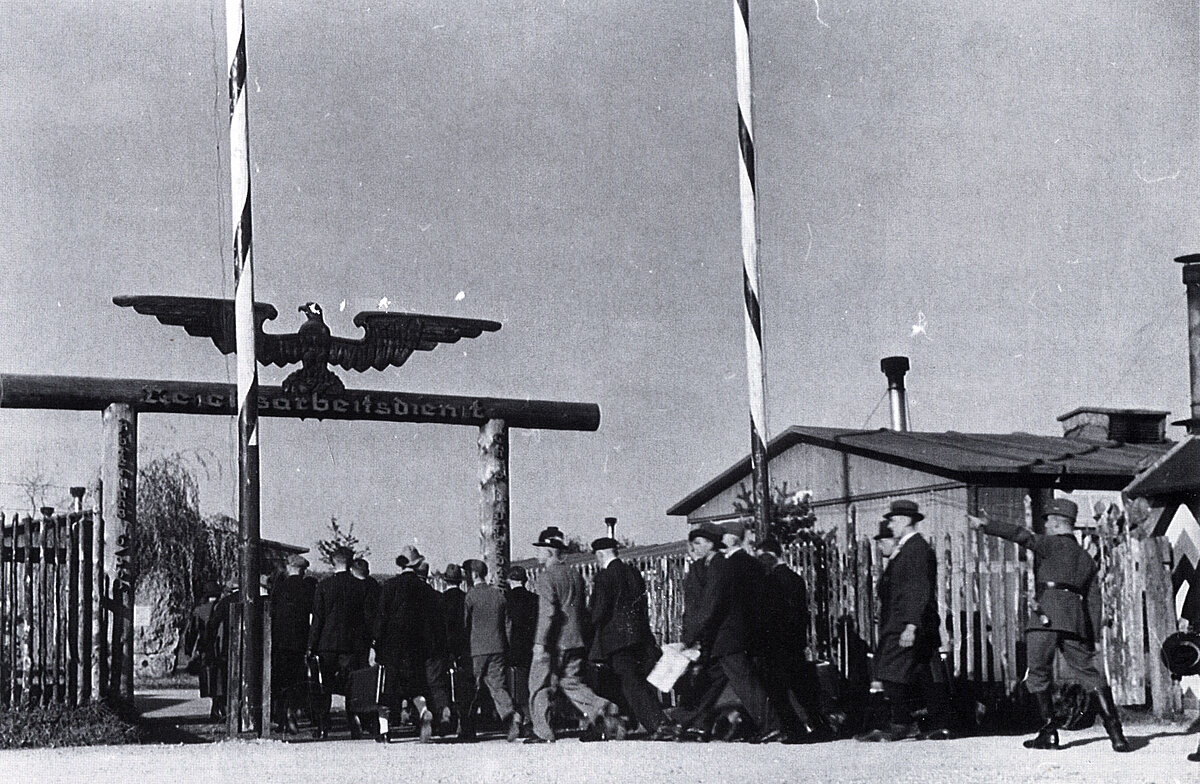 216 Arbeitsdienstpflichtige rückten am 4.11.1937 in das seit August 1934 bestehende RAD-Lager 5/303 in der Sanierung ein.