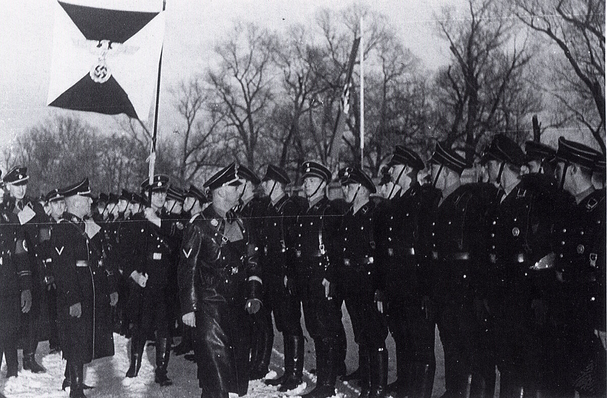 Am 26.1.1935 inspizieren Heinrich Himmler  und Reinhard Heydrich die auf der Gabrielwiese angetretenen Sturmbanne I und II (Rosenheim, Inntal, Chiemgau) der 34. SS-Standarte.